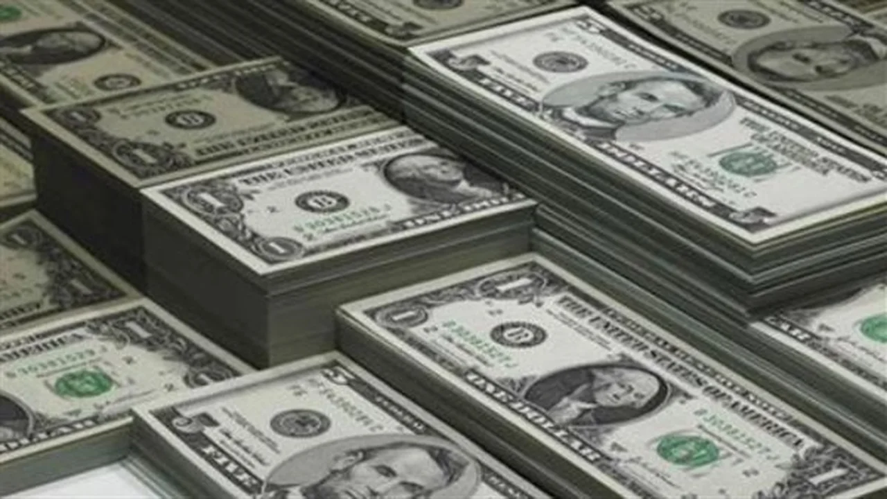 سعر الدولار في البنك الأهلي ومصر: تحديثات لحظية تصدم السوق اليوم